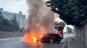 Pendik'te Otomobil Yangını Kontrol Altına Alındı