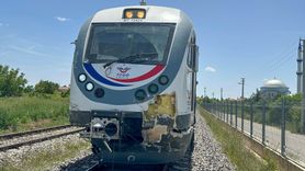 Uşak'ta Tren Traktöre Çarptı: Sürücü Yaralandı