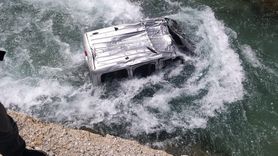 Van'da Dereye Düşen Ticari Araç Sürücüsü Kurtarıldı