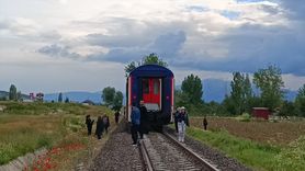 Afyonkarahisar'da Tren Minibüse Çarptı: Sürücü Yaralandı
