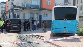 Antalya'da Halk Otobüsü ve Panelvan Çarpıştı: 3 Yaralı