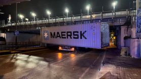 Fatih'te Tır Konteyneri Alt Geçide Takıldı