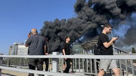 İzmir'de Deponun Yangınına Müdahale Devam Ediyor