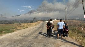 İzmir'de Otluk Alanda Çıkan Yangın Yerleşim Alanlarını Tehdit Ediyor