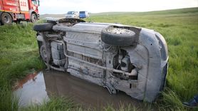 Kars'ta Hafif Ticari Araç Şarampole Devrildi, 5 Yaralı