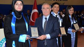 Kars'ta Mezuniyet Töreninde Türkiye ve Filistin Bayraklarıyla Destek Gösterisi