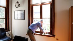 Makam Odasında Kumrularla Dostluk