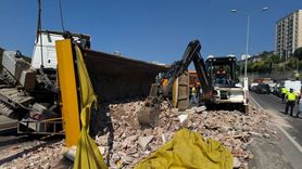 Maltepe'de Hafriyat Kamyonu Devrildi, Yol Kapandı