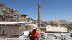 Mardin'de Tarihi Dokuya Saygı: Betonarme Binaların Yıkım Süreci Devam Ediyor