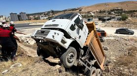 Şanlıurfa'da Şarampole Düşen Kamyonun Sürücüsü Kepçe ile Kurtarıldı