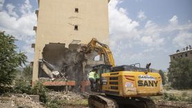 Tunceli'de Deprem Riski Taşıyan Binaların Yıkım Çalışmaları Devam Ediyor