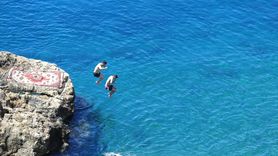 Antalya'da Sıcak Hava Etkisiyle Plajlar Dolu