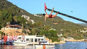 Antalya'da Yağlı Direk Bayrak Kapma Yarışması Renkli Görüntülere Sahne Oldu