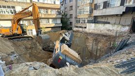 Bayrampaşa'da İş Makinesi Devrildi