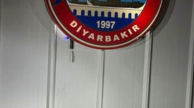 Diyarbakır'da Otomobilde 2 Kalaşnikof ve 300 Fişek Ele Geçirildi