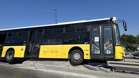 Fatih'te Otobüs Kazası: Çelik Bariyerlere Asılı Kaldı