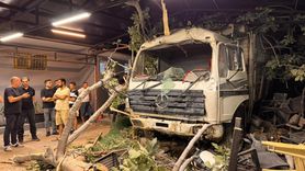 Hatay'da Kamyon Restoran Bahçesine Düştü, İki Yaralı
