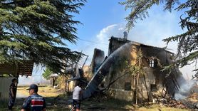 Isparta'da 2 Katlı Ahşap Ev Yandı