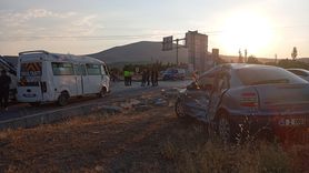 Konya'da Tarım İşçilerini Taşıyan Minibüs ile Otomobil Çarpıştı