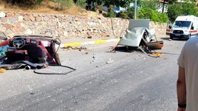 Malatya'da Elektrik Direğine Çarpan Otomobil İkiye Ayrıldı