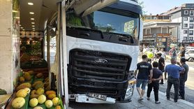 Sultanbeyli'de Park Halindeki Araçlara Çarpan Tır Kazası