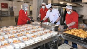 Türk Kızılay Malatya Şubesi İhtiyaç Sahiplerine Sıcak Yemek Dağıtıyor