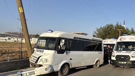 Adıyaman'da Yolcu Minibüsü Elektrik Direğine Çarptı