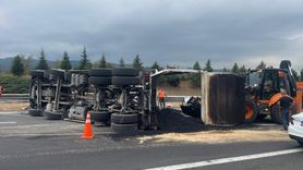 Anadolu Otoyolu'nda Kamyon Devrildi, Yol Yeniden Ulaşıma Açıldı