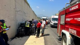 Antalya'da Tır Dorsasına Çarpan Otomobilde 3 Yaralı