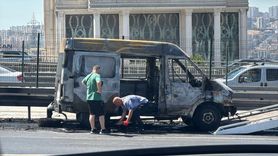 Avcılar'da Yangın: Hareket Halindeki Minibüs Kullanılamaz Hale Geldi