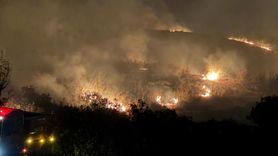 Balıkesir'de Otluk ve Makilik Alanda Yangın Söndürme Çalışmaları