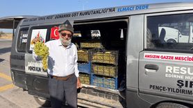 Elmacı Dede'den Askerlere Üzüm İkramı