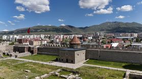 Erzurum'un Tarihi Mescidinde Toplu Namaz Coşkusu