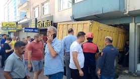 Freni Boşalan Kamyon Park Halindeki Araçlara Çarptı