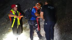 İzmir'de Kayalıklarda Mahsur Kalan Gençler Kurtarıldı