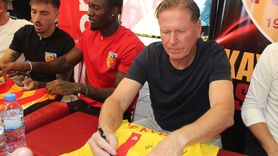 Kayserispor'da Imza Günü Rüzgarı: Gisdol ve Futbolcular Taraftarlarla Buluştu