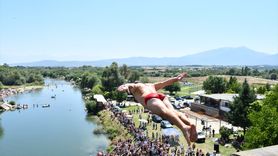 Kosova'da Geleneksel Şivan Köprüsü Atlama Yarışı Düzenlendi