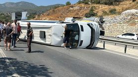 Kuşadası'nda Tur Minibüsü Kaza Yaptı, 7 Yaralı