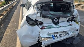 Manisa'da Otobüs ve Otomobil Çarpıştı, 3 Yaralı