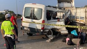 Mersin'de Öğrenci Taşıyan Minibüs Tıra Çarptı: 2 Ölü, 10 Yaralı