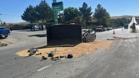 Sivas'ta Otomobil ile Traktör Çarpıştı: 3 Yaralı