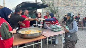 Türk Kızılay Sındırgı'da Depremzedelere Üç Öğün Yemek Dağıtıyor