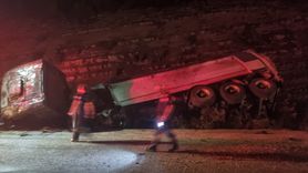 Adana'da Kamyon Devrildi: 1 Ölü, 1 Yaralı