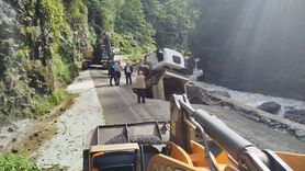 Artvin'de Yol Çökmesi Sonucu Kamyon Sürücüsü Yaralandı