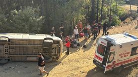 Balıkesir'de Tur Minibüsü Devrildi: 11 Yaralı