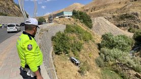 Bitlis'te Şarampole Devrilen Araçta 2 Yaralı