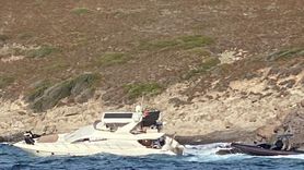 Bodrum'da Arızalanan Motoryat Kayalıklara Çarptı, 2 Kişi Kurtarıldı