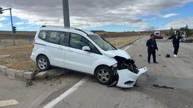 Çorum'da Otomobil ve Hafif Ticari Araç Çarpıştı: 3 Yaralı
