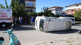 Denizli'de Minibüs ve Otomobil Çarpıştı: 3 Yaralı