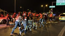 İzmir'de Otoyolda Kamyonet Kazası: 3 Kişi Kurtarıldı